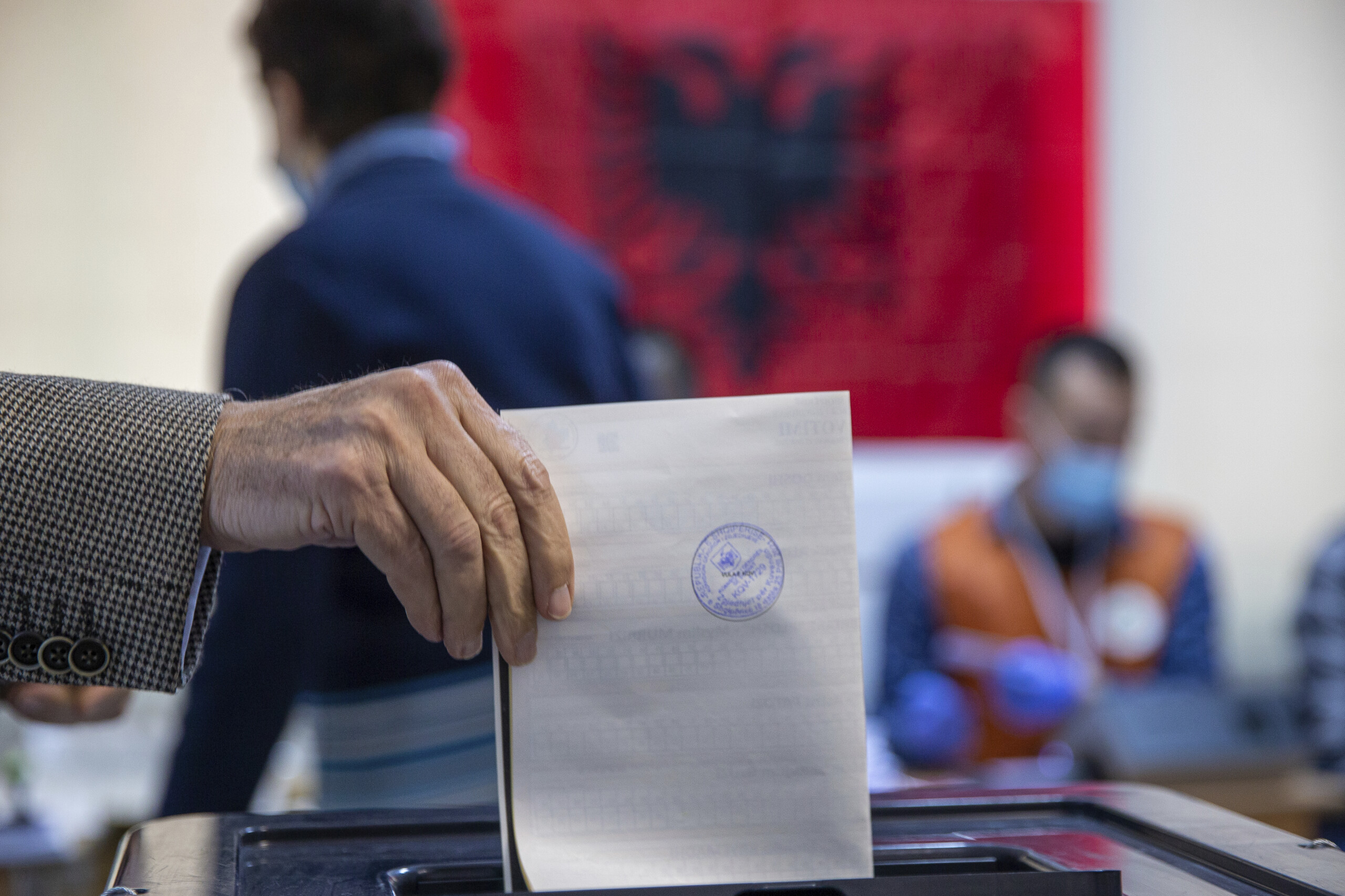 albanie ouverture des bureaux de vote pour le renouvellement du parlement defi de rama berisha scaled