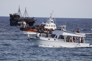 migrants canot pneumatique secouru a lampedusa trois cadavres dont deux enfants