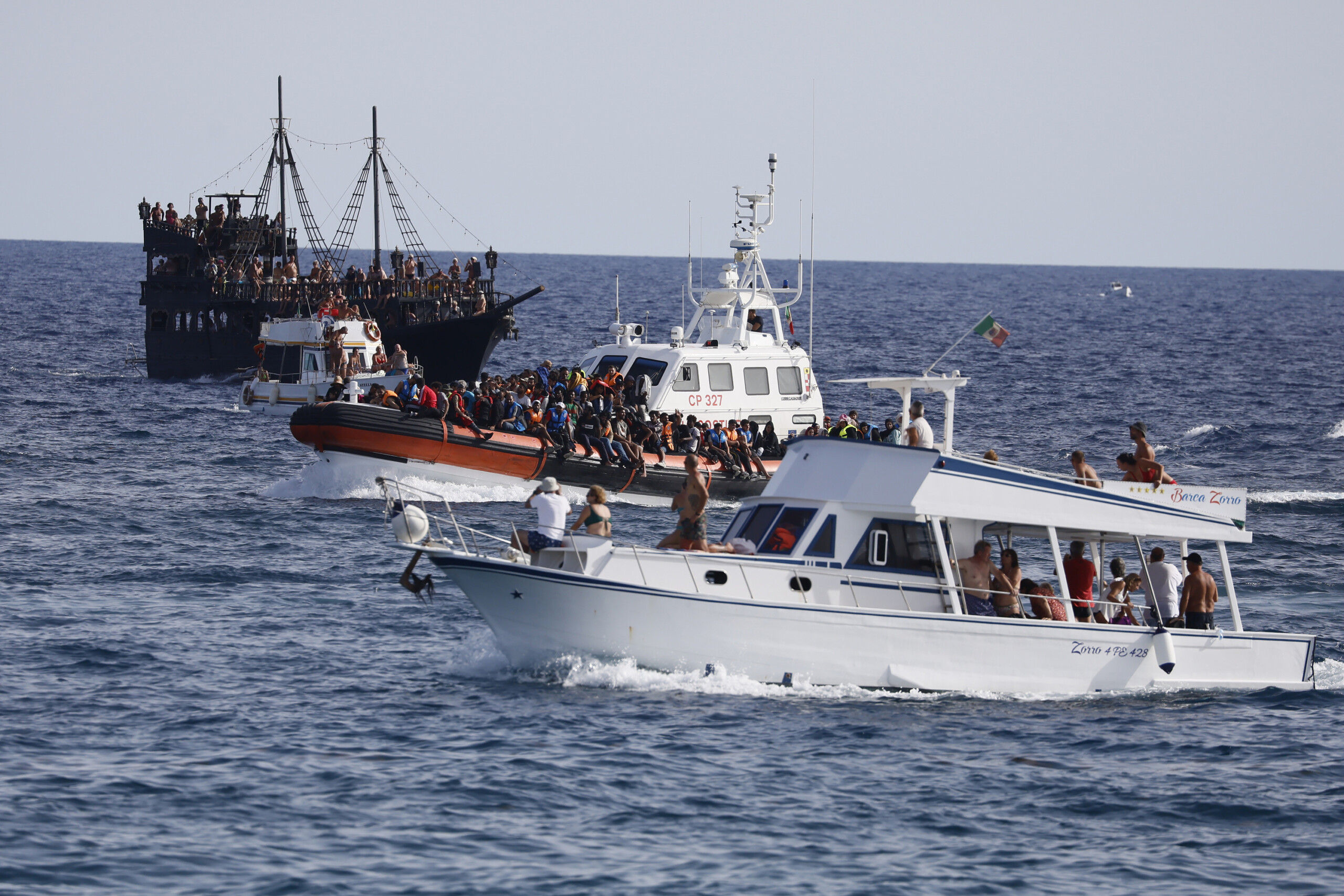 migrants canot pneumatique secouru a lampedusa trois cadavres dont deux enfants scaled