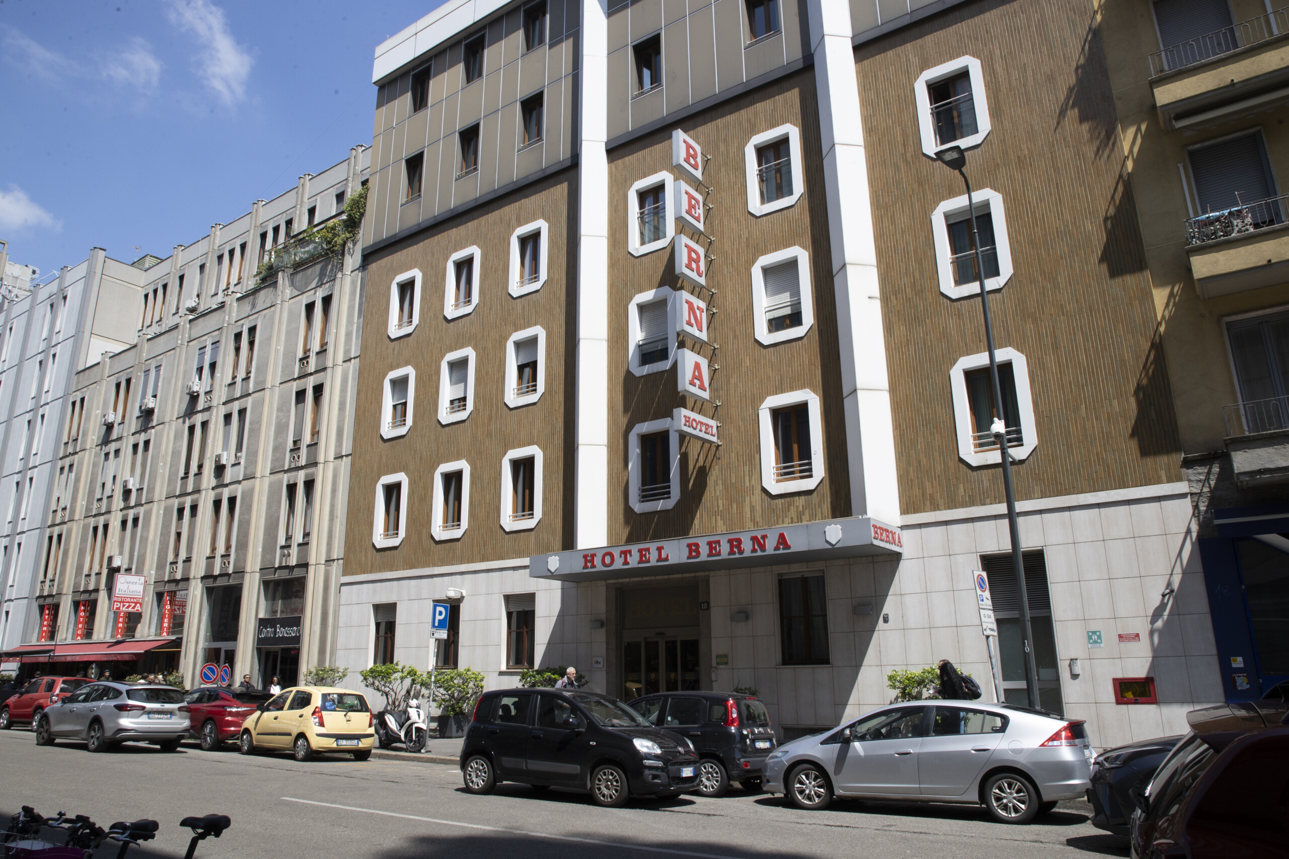 milan hors de danger apres avoir ete poignarde dans un hotel lagresseur recherche egalement a letranger scaled