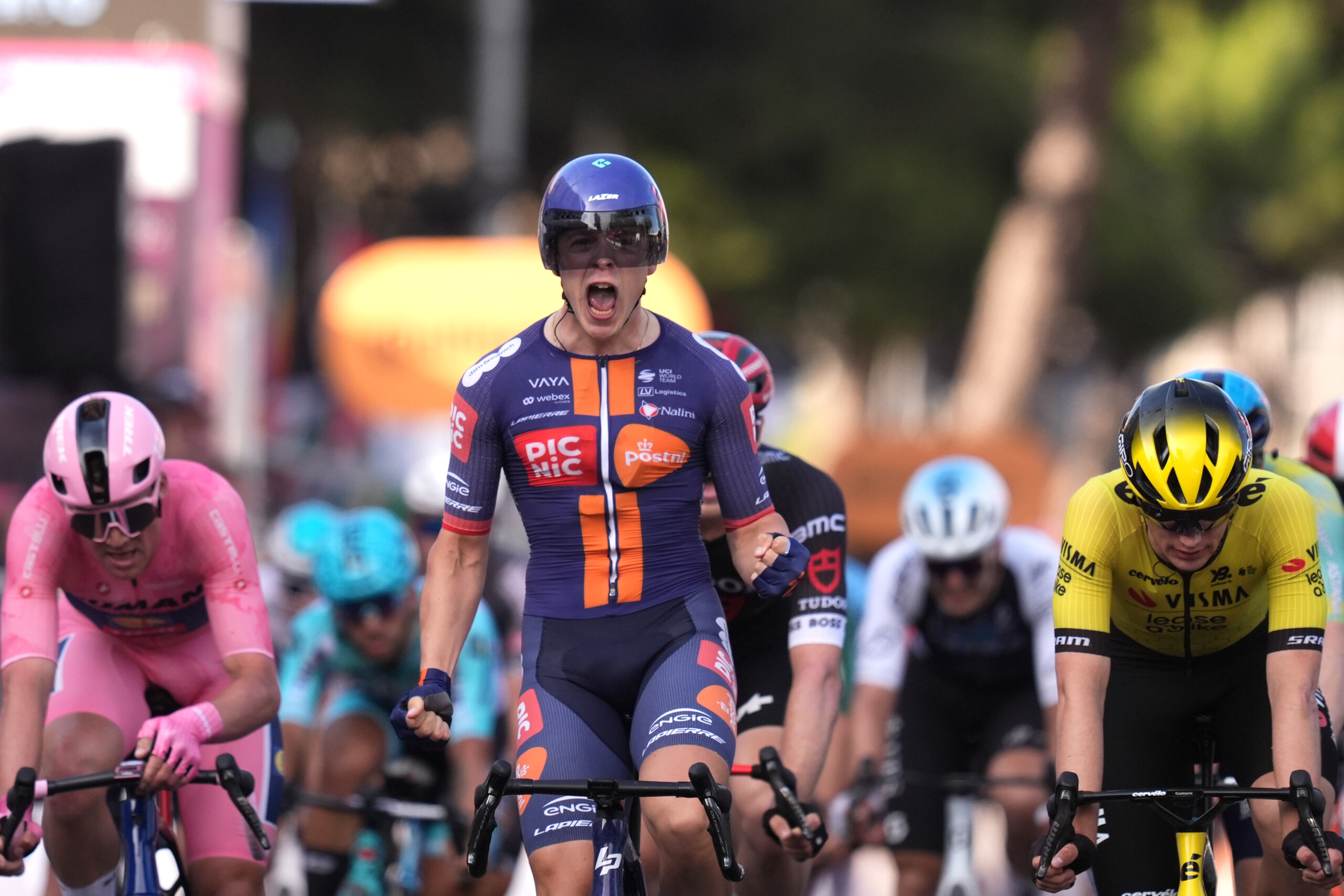 giro ditalia van uden remporte la 4e etape au sprint pedersen reste en maillot rose scaled
