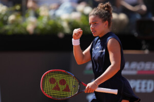 internationaux de rome paolini renverse shnaider et se qualifie pour les demi finales