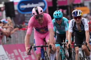giro ditalia pedersen remporte egalement la 5e etape et conserve le maillot rose