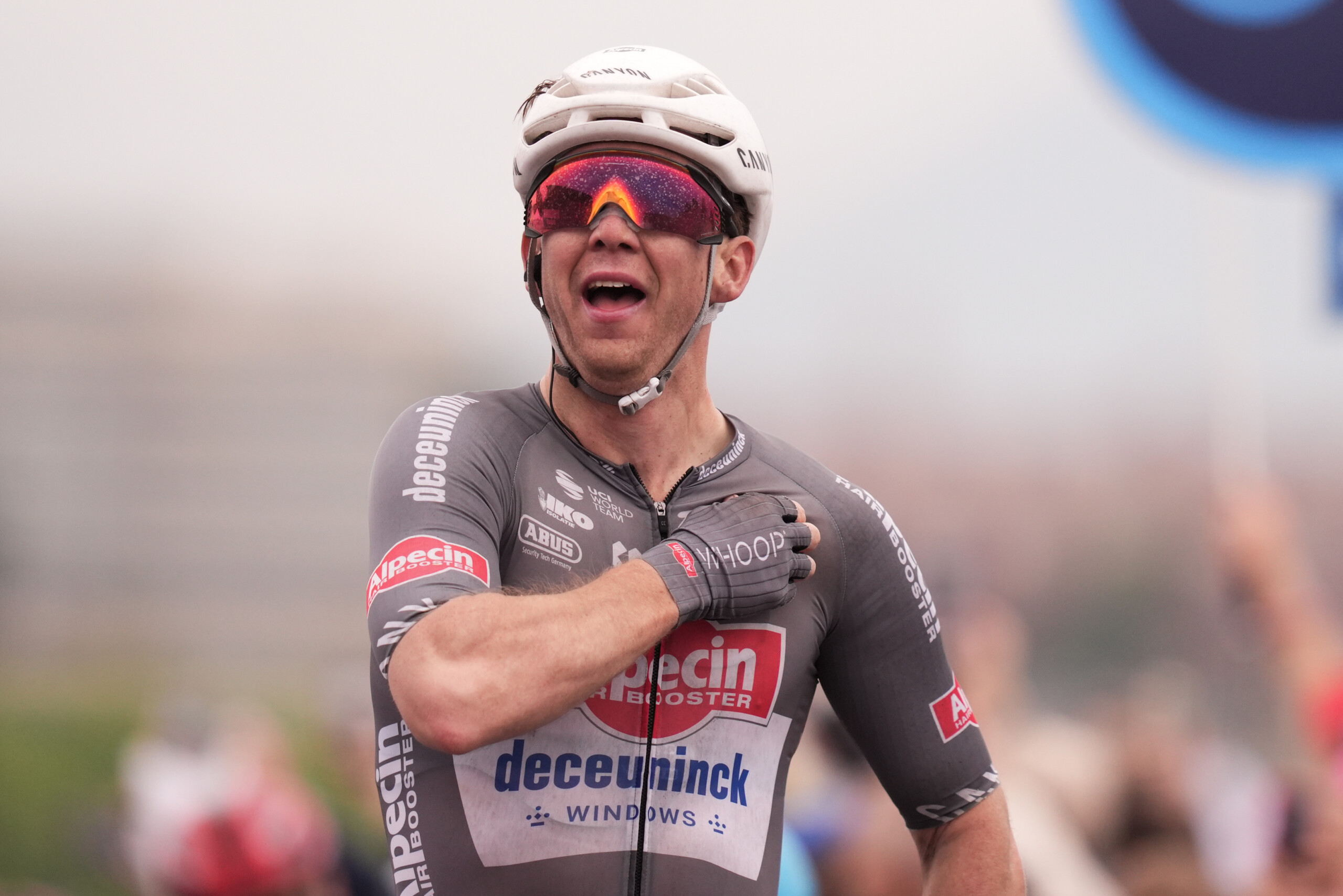 giro ditalia groves remporte la sixieme etape a naples pedersen reste en rose scaled
