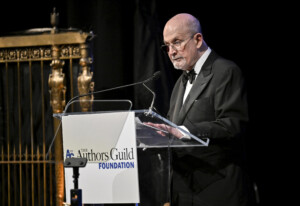 etats unis lhomme qui a poignarde salman rushdie condamne a 25 ans de prison