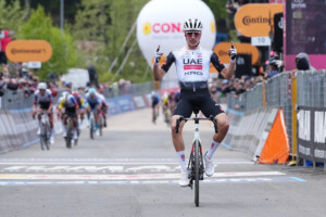 giro ditalia ayuso remporte la septieme etape