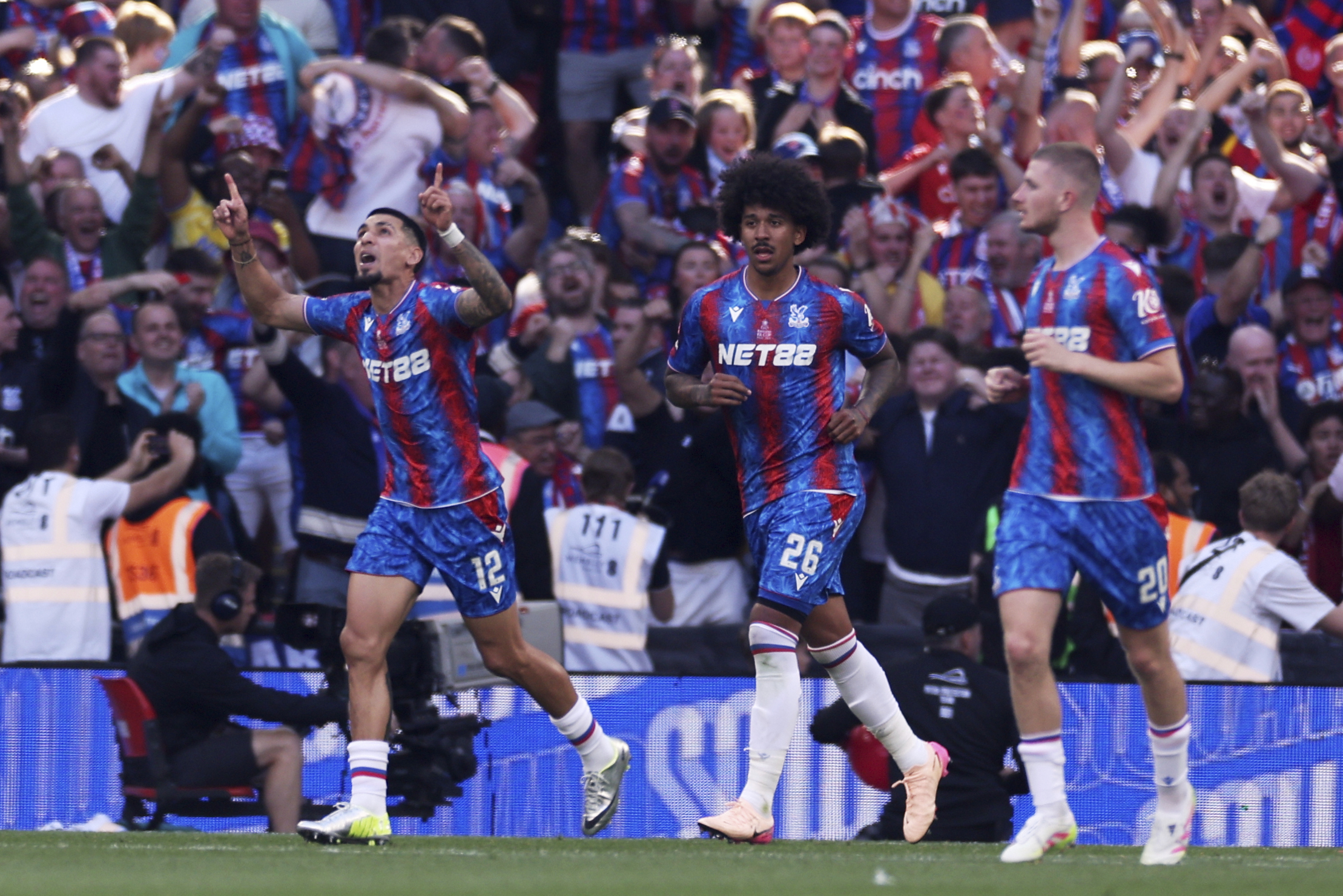 crystal palace remporte la fa cup a la surprise generale manchester city sincline 1 0