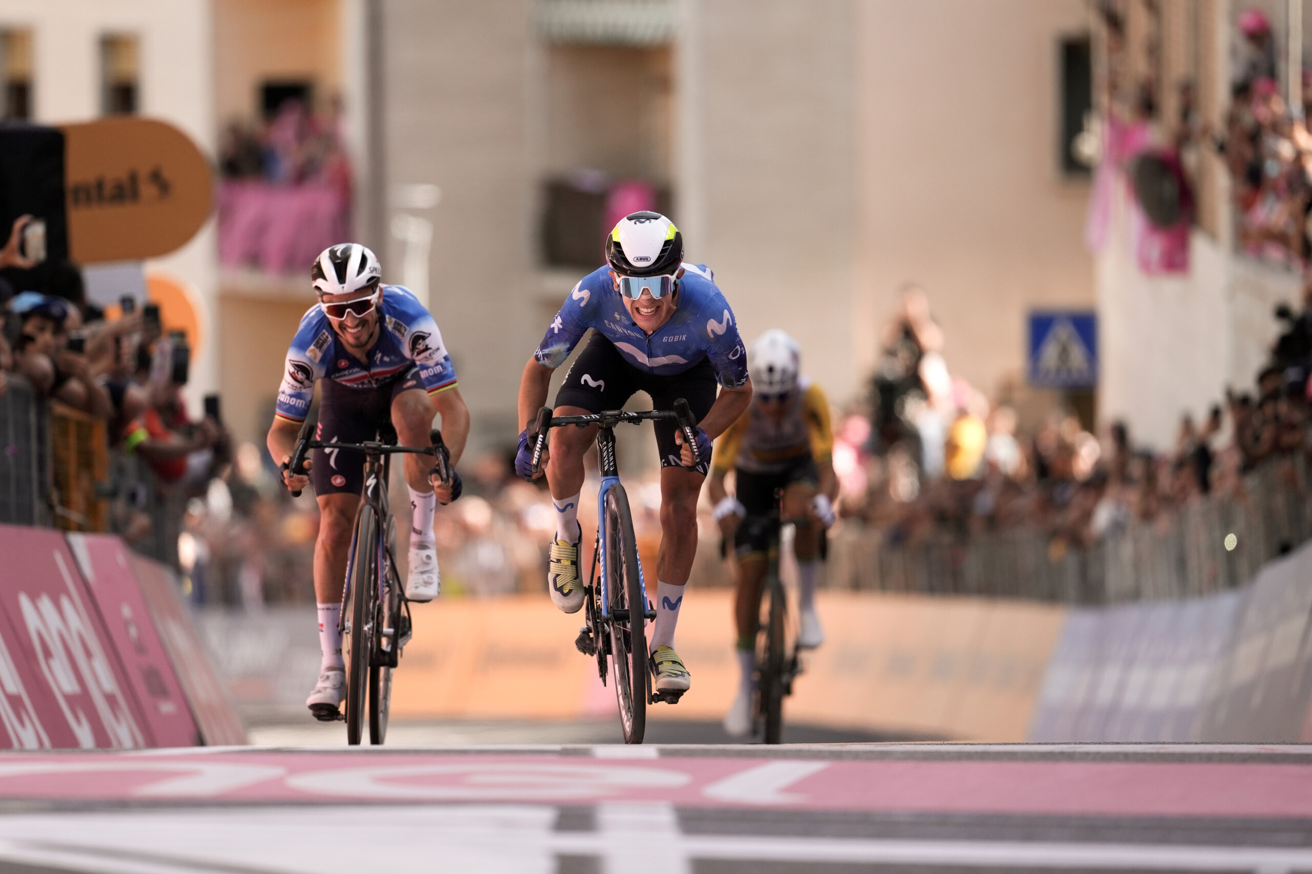 giro ditalia laustralien plapp remporte la 8e etape ulissi prend le maillot rose scaled