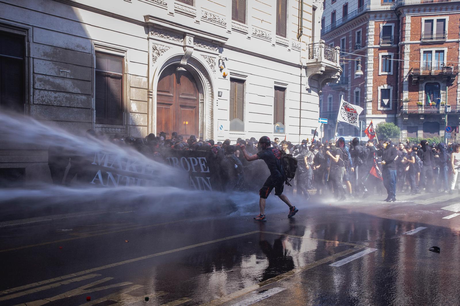 milan affrontements entre la police et des manifestants lors dun cortege anti remigration