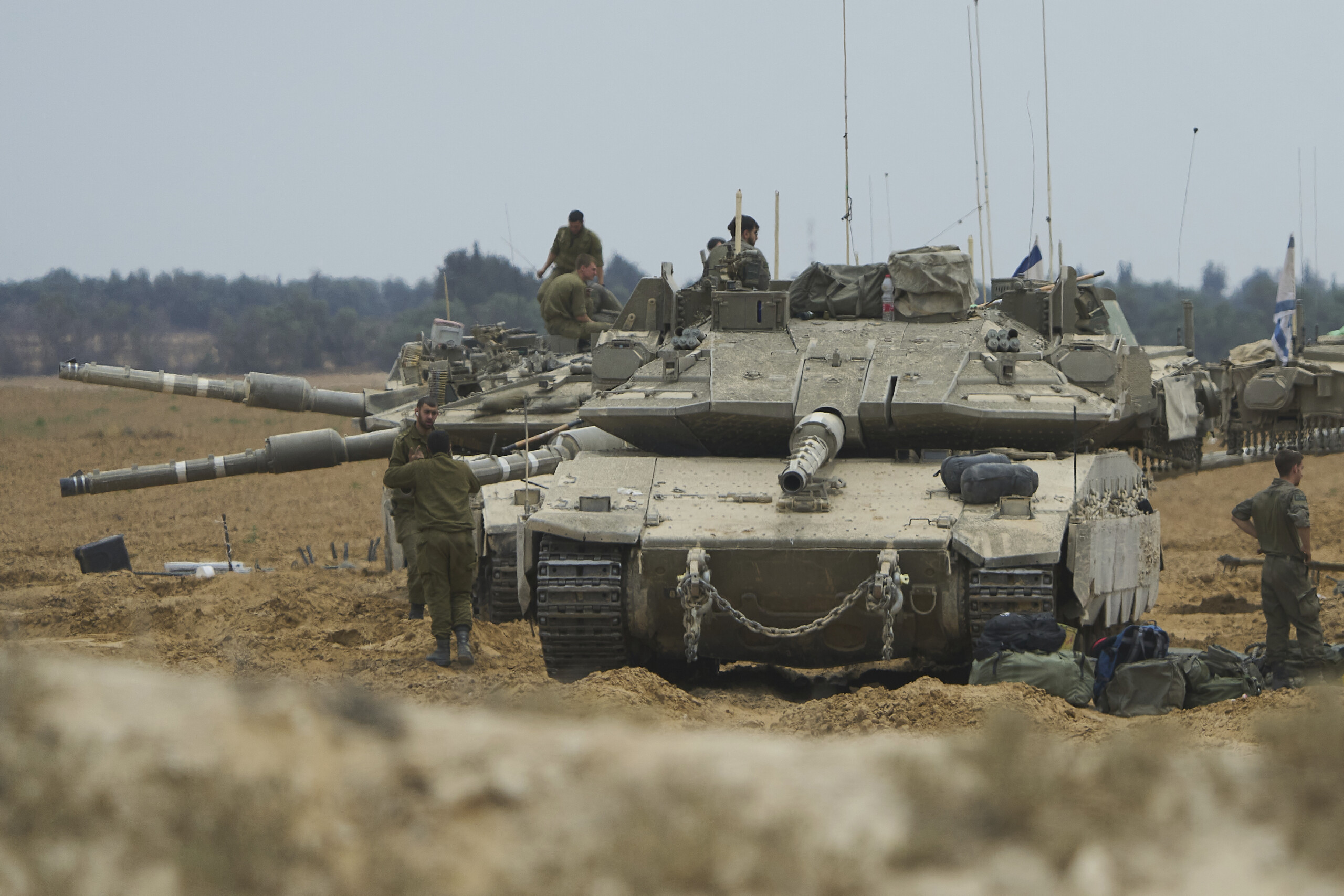 moyen orient les medias et les blindes de larmee israelienne avancent dans le centre de gaza scaled