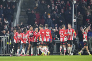 football le psv champion des pays bas lajax de farioli seffondre