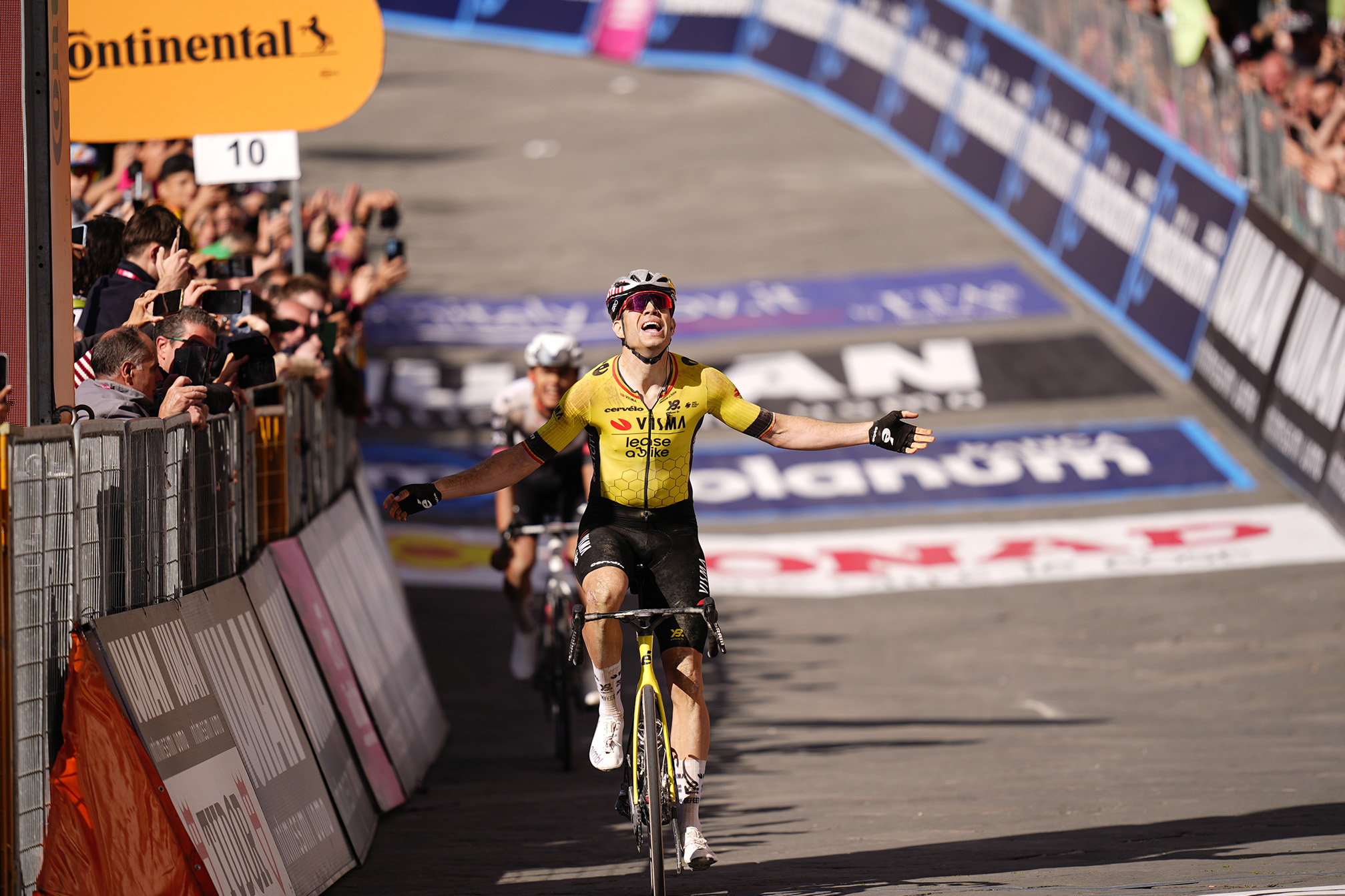 giro ditalia van aert remporte la neuvieme etape le maillot rose pour del toro