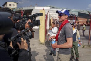 nepal un alpiniste britannique atteint leverest pour la 19e fois un record