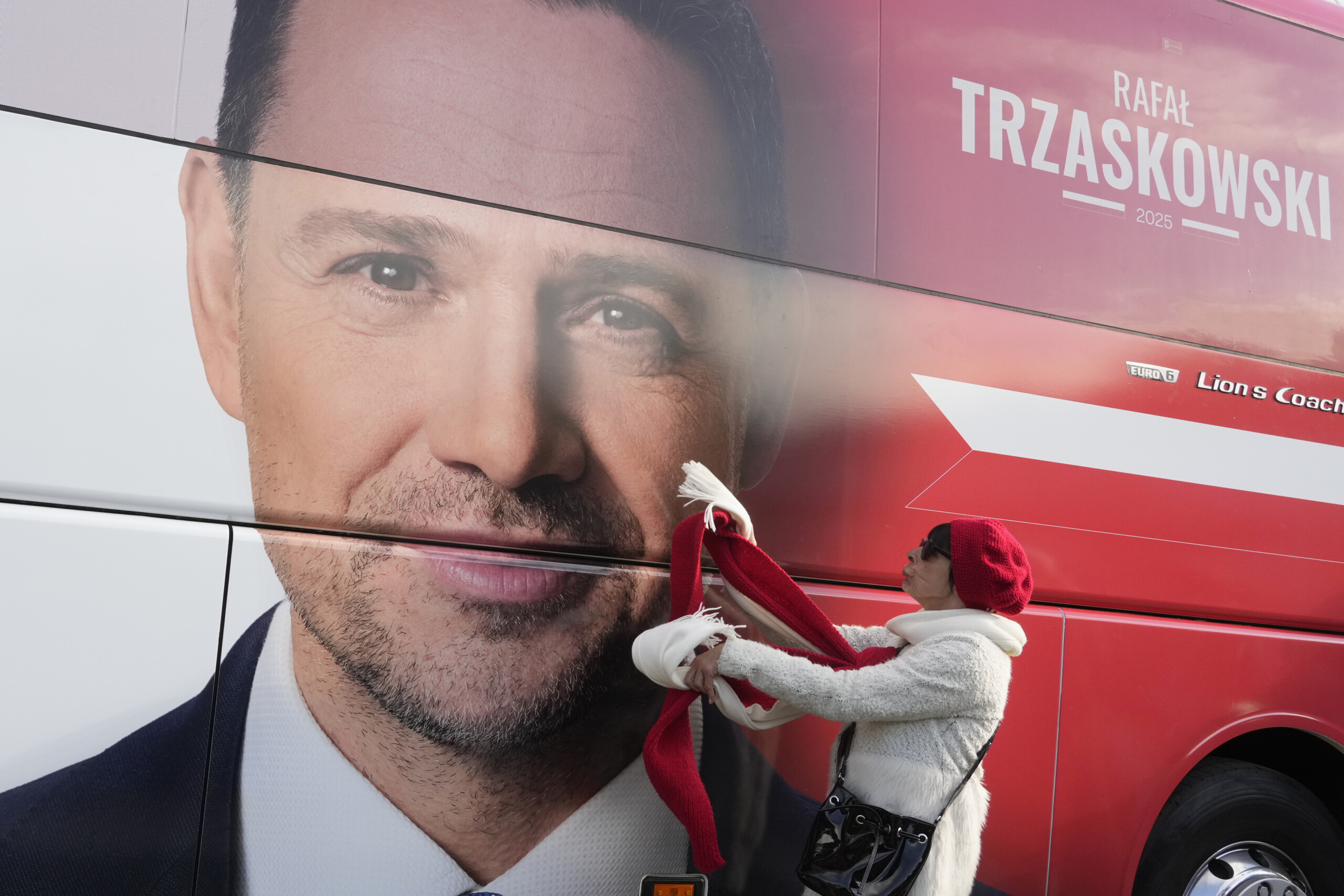 pologne sondage a la sortie des urnes trzaskowski en tete devant nawrocki scaled