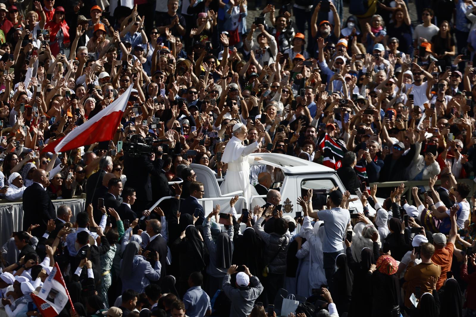 vatican premier tour en papamobile parmi les fideles pour le pape leon
