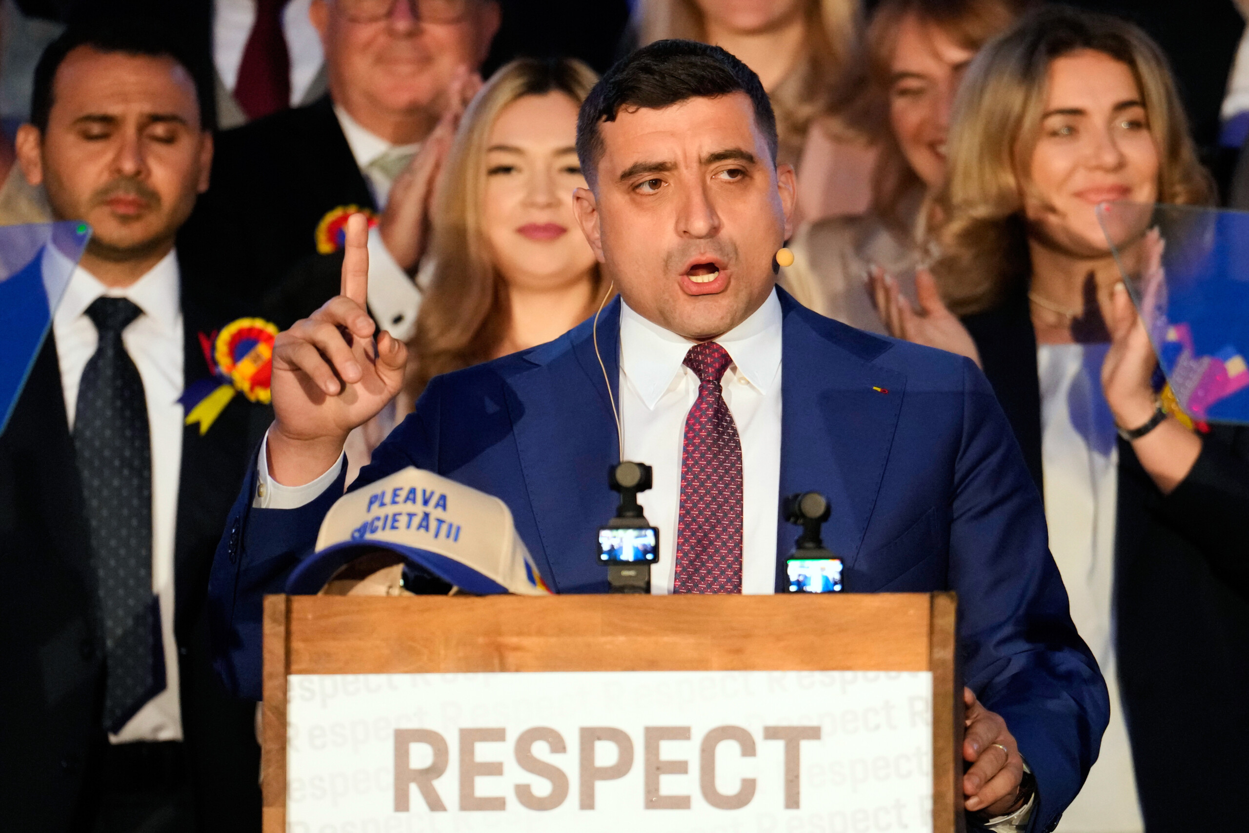 elections en roumanie simion reconnait sa defaite felicitations a dan scaled