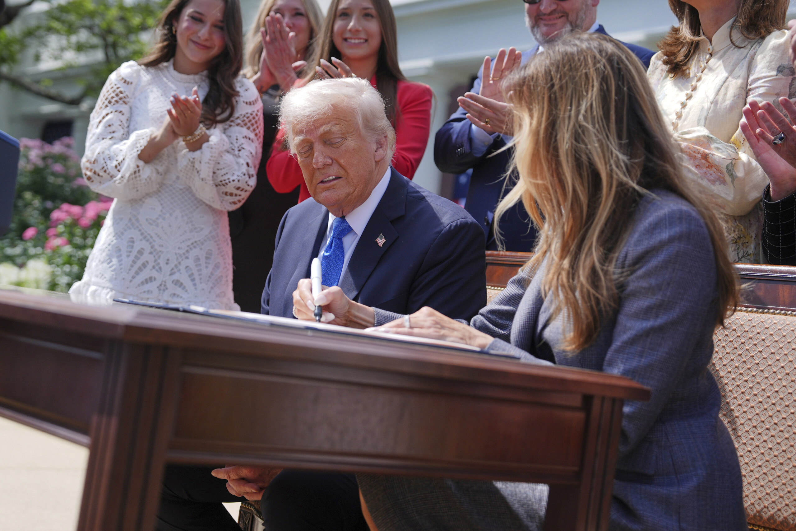 usa trump signe avec melania la loi contre le revenge porn scaled
