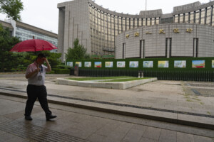 chine la banque centrale reduit son taux directeur a 1 an a 3