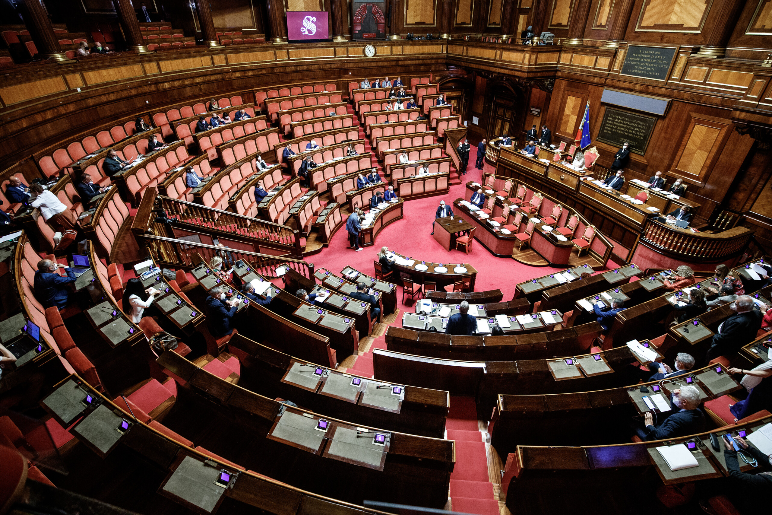 decret albanie le senat lapprouve avec 90 voix il devient loi scaled