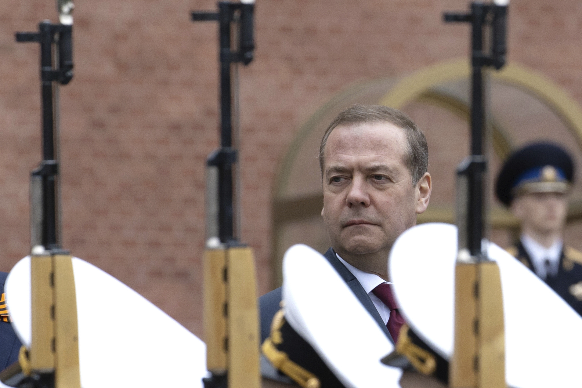 ukraine medvedev les troupes des volontaires a kiev sont une menace militaire