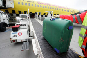 aerien les consommateurs de lue denoncent 7 compagnies pour des frais sur les bagages a main