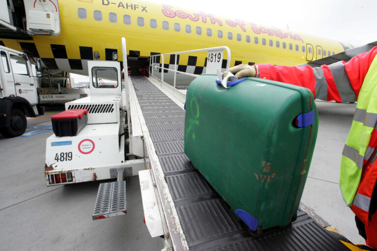 aerien les consommateurs de lue denoncent 7 compagnies pour des frais sur les bagages a main