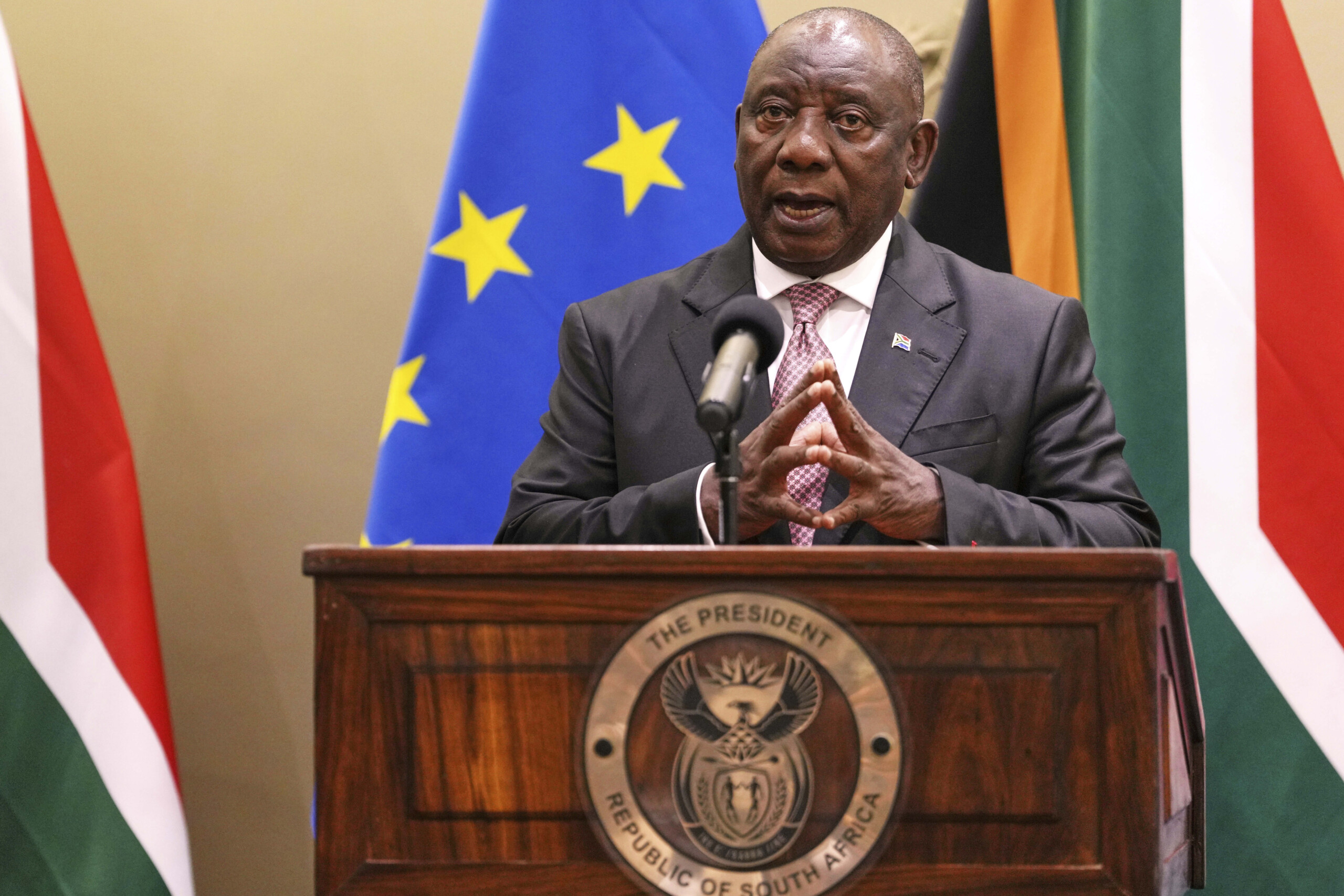 affrontement entre trump et ramaphosa sur le genocide des blancs scaled