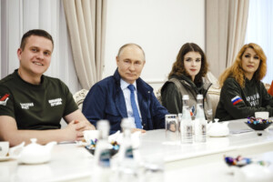 ukraine poutine en visite dans la region russe de koursk