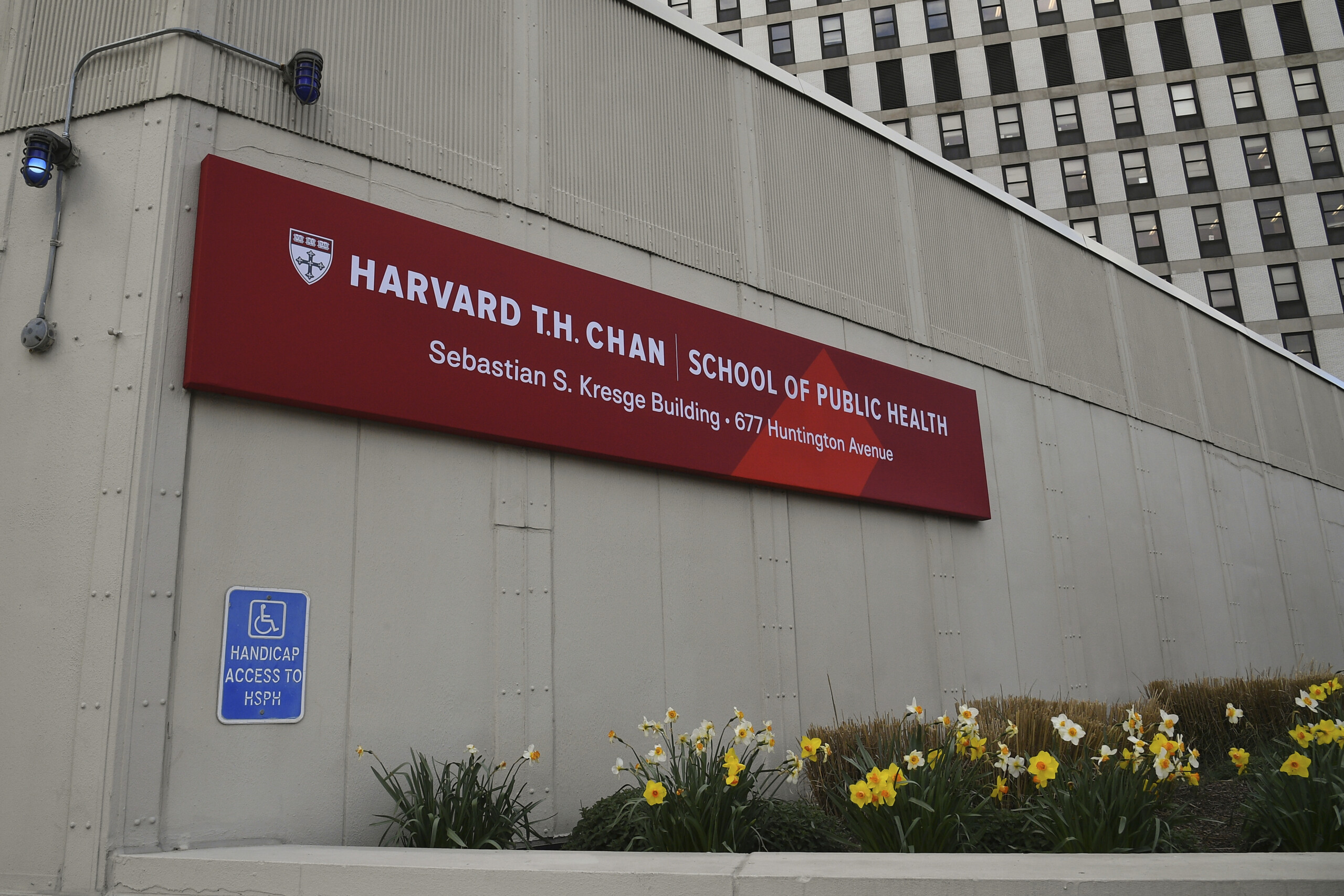 etats unis la maison blanche bloque les inscriptions detudiants etrangers a harvard scaled