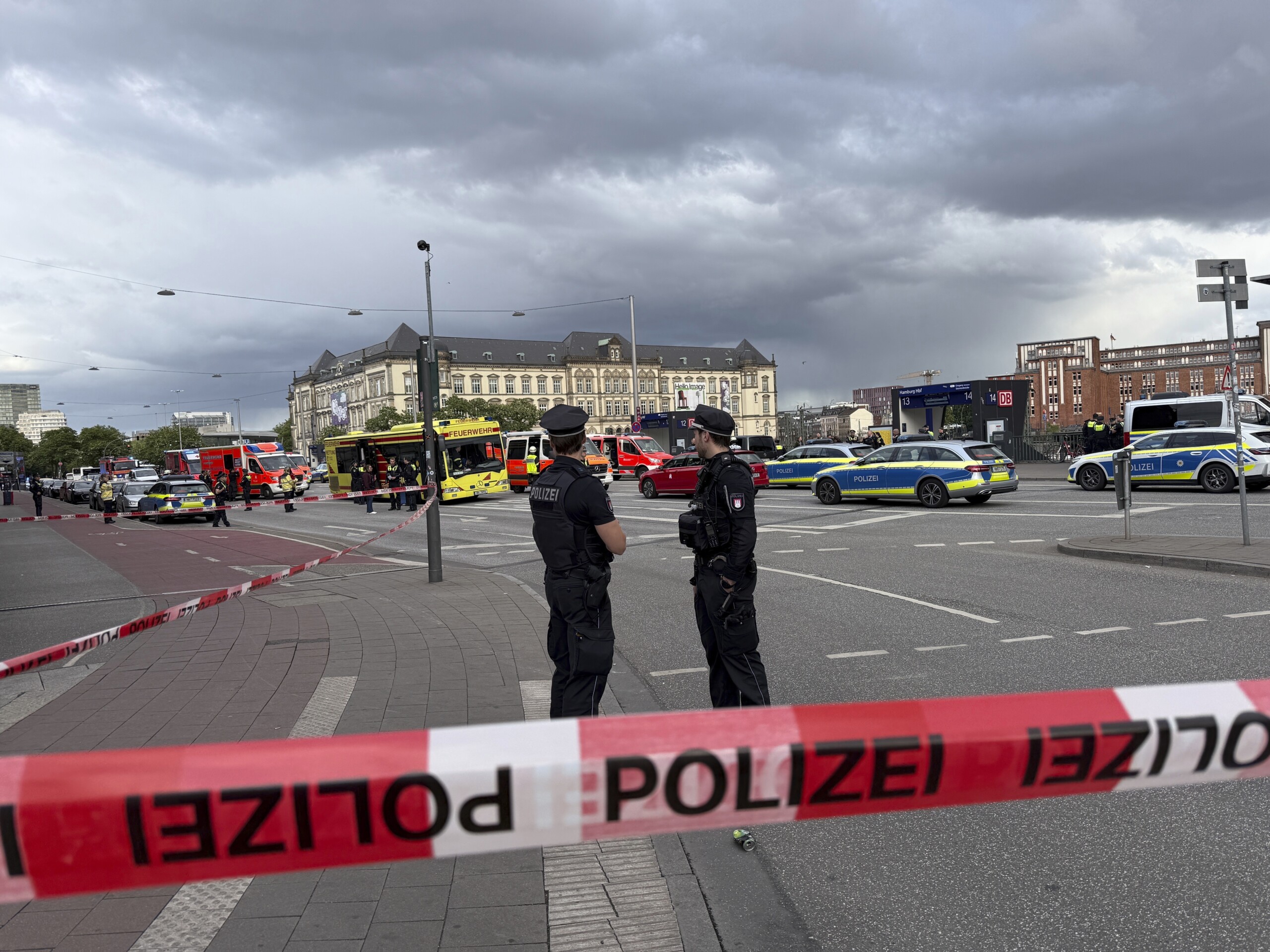 allemagne police de hambourg enquete en cours pour identifier lagresseur et les blesses scaled