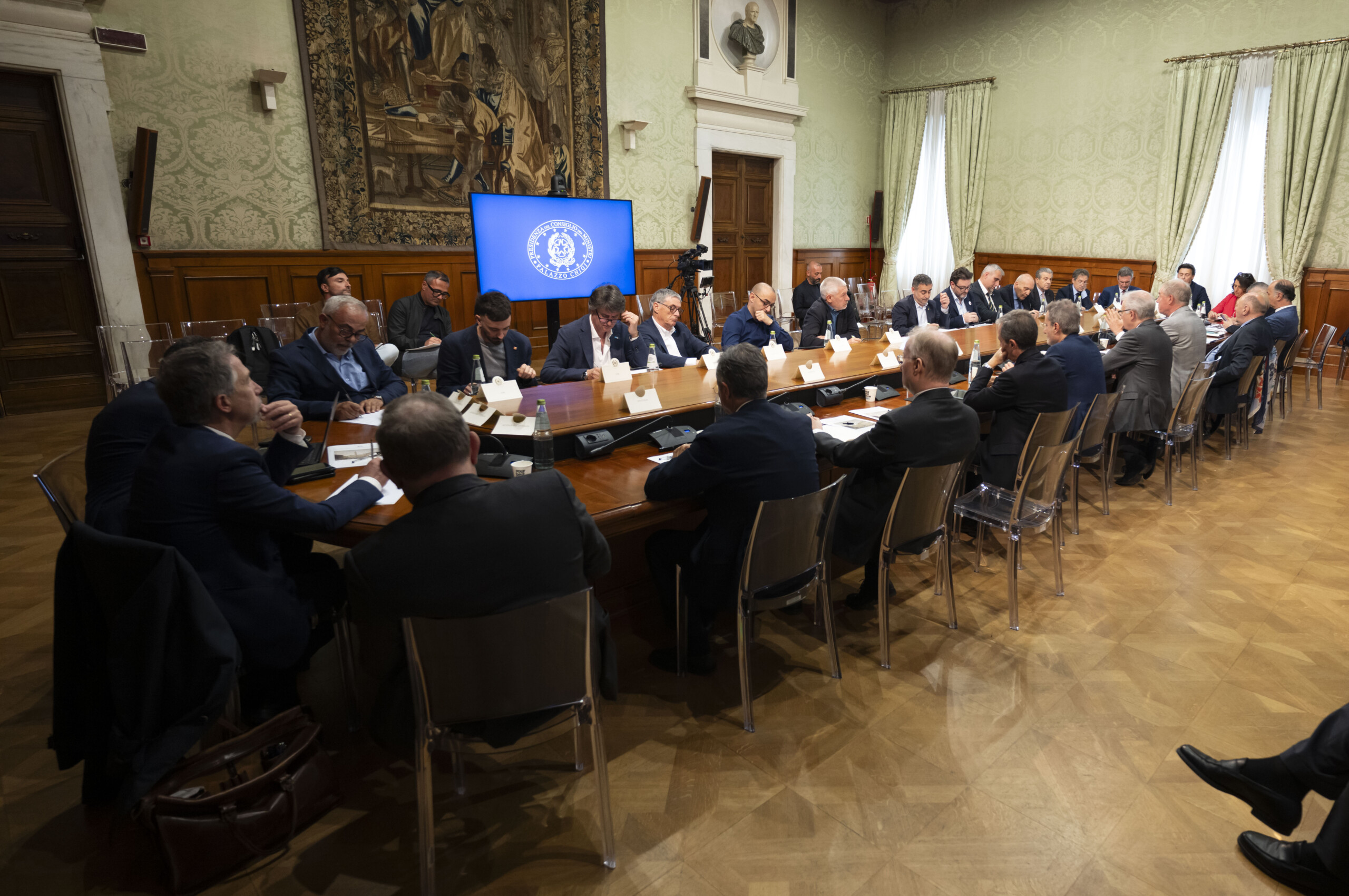 ex ilva nouveau report pour la table ronde entre le gouvernement et les syndicats report au 9 juin scaled