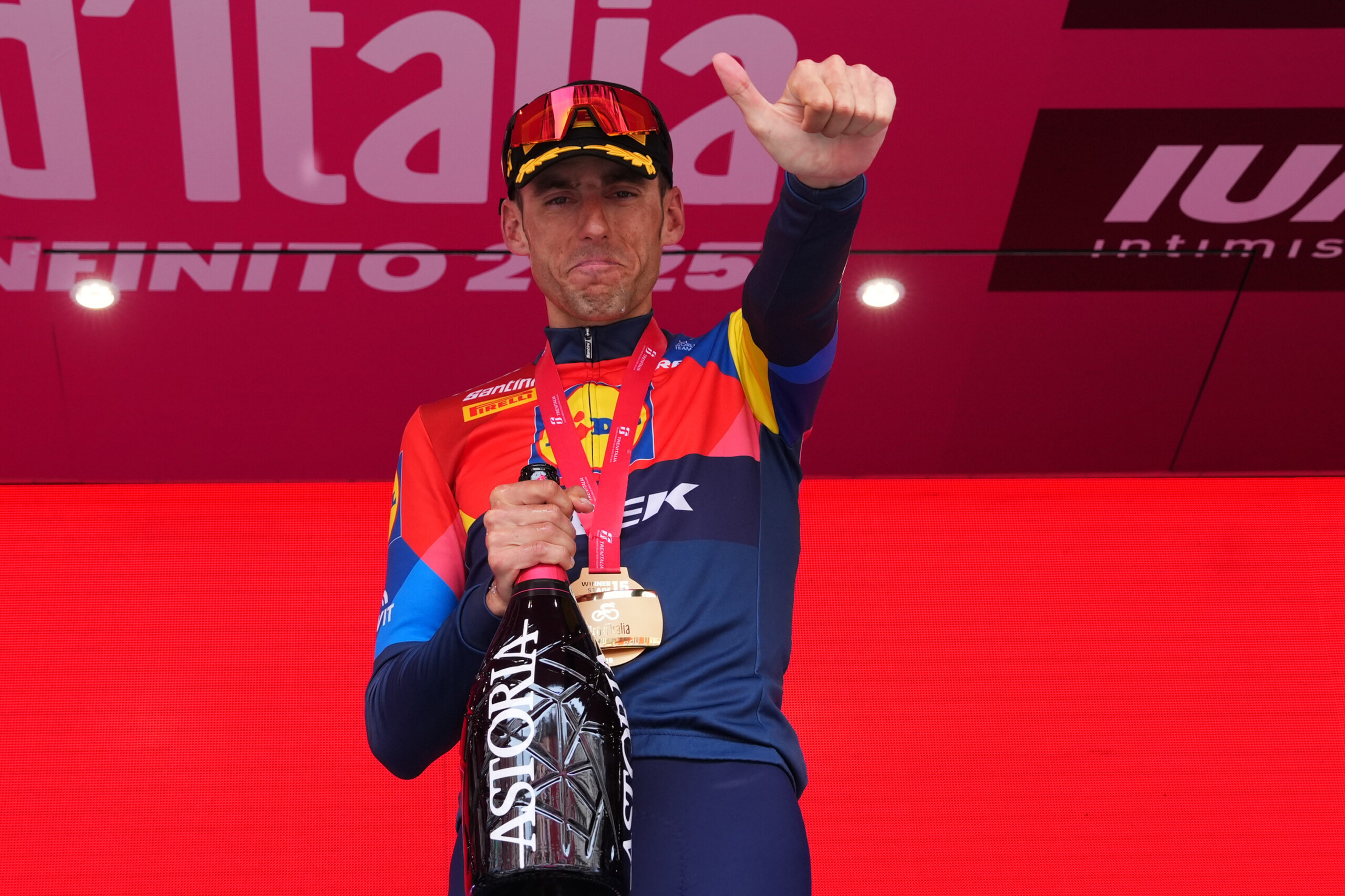 giro ditalia verona remporte la 15e etape del toro conserve le maillot rose scaled