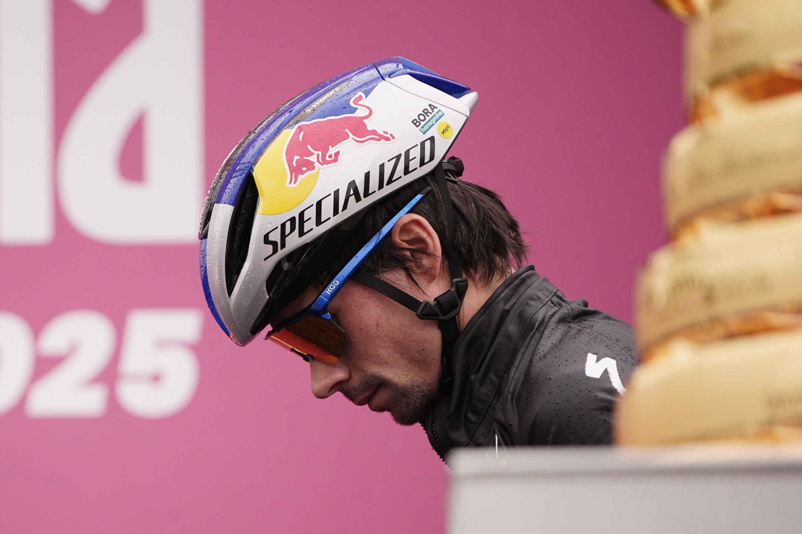 giro ditalia accident dans une descente roglic contraint a labandon scaled