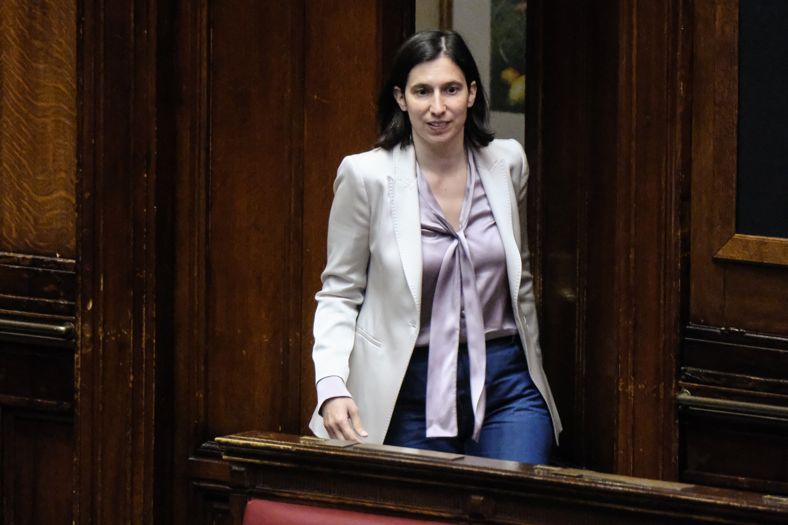 gouvernement schlein meloni enfermee dans son palais les italiens vont plus mal avec elle scaled
