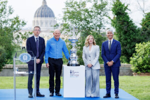 americas cup le trophee a naples pour la presentation de la 37e edition