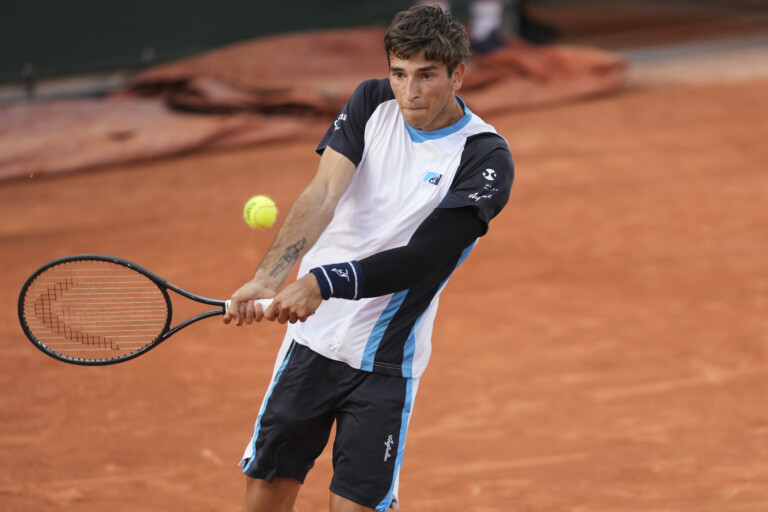 roland garros gigante bat tsitsipas et accede au troisieme tour