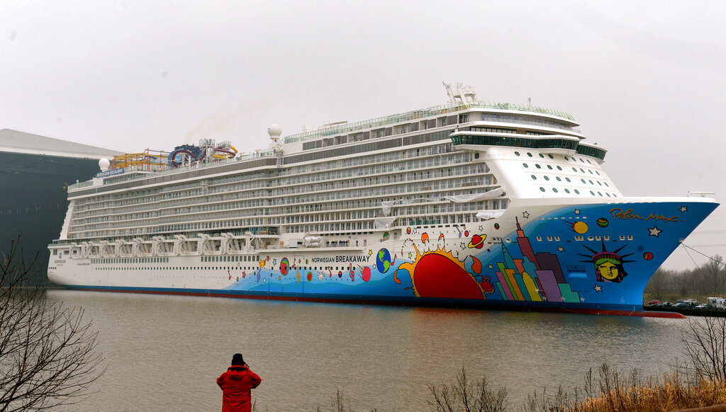 catane navire de croisiere rompt ses amarres a cause du fort vent un couple tombe a la mer
