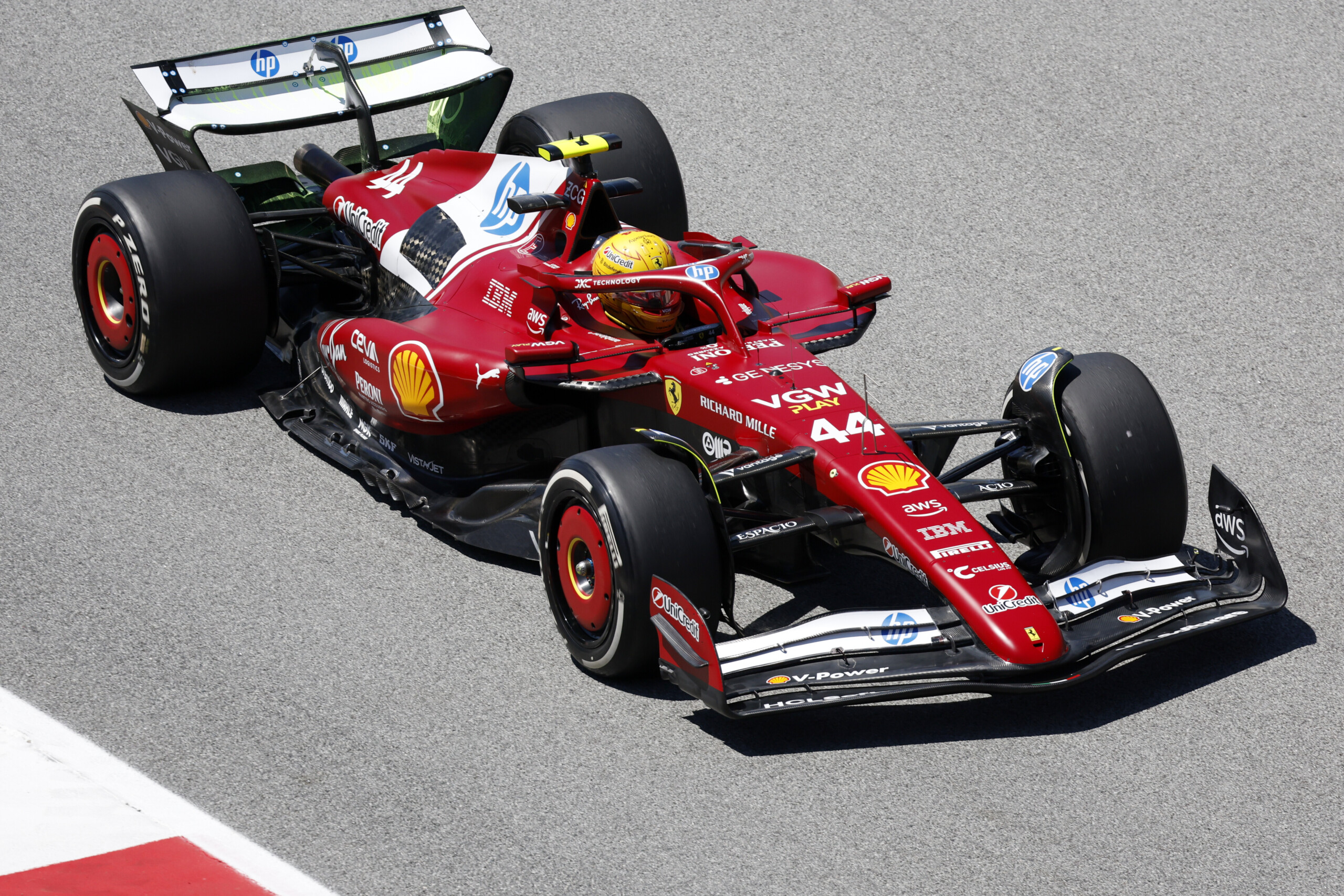 f1 hamilton critique durement ferrari a la radio la voiture est inconduisible scaled