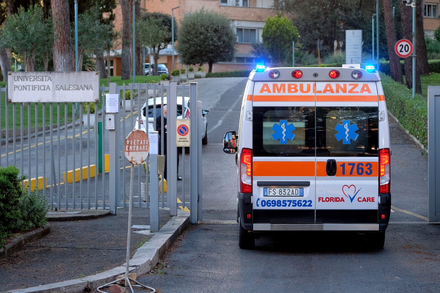 accident de la route voiture contre un mur dans la region de catane une fillette de 15 mois decede