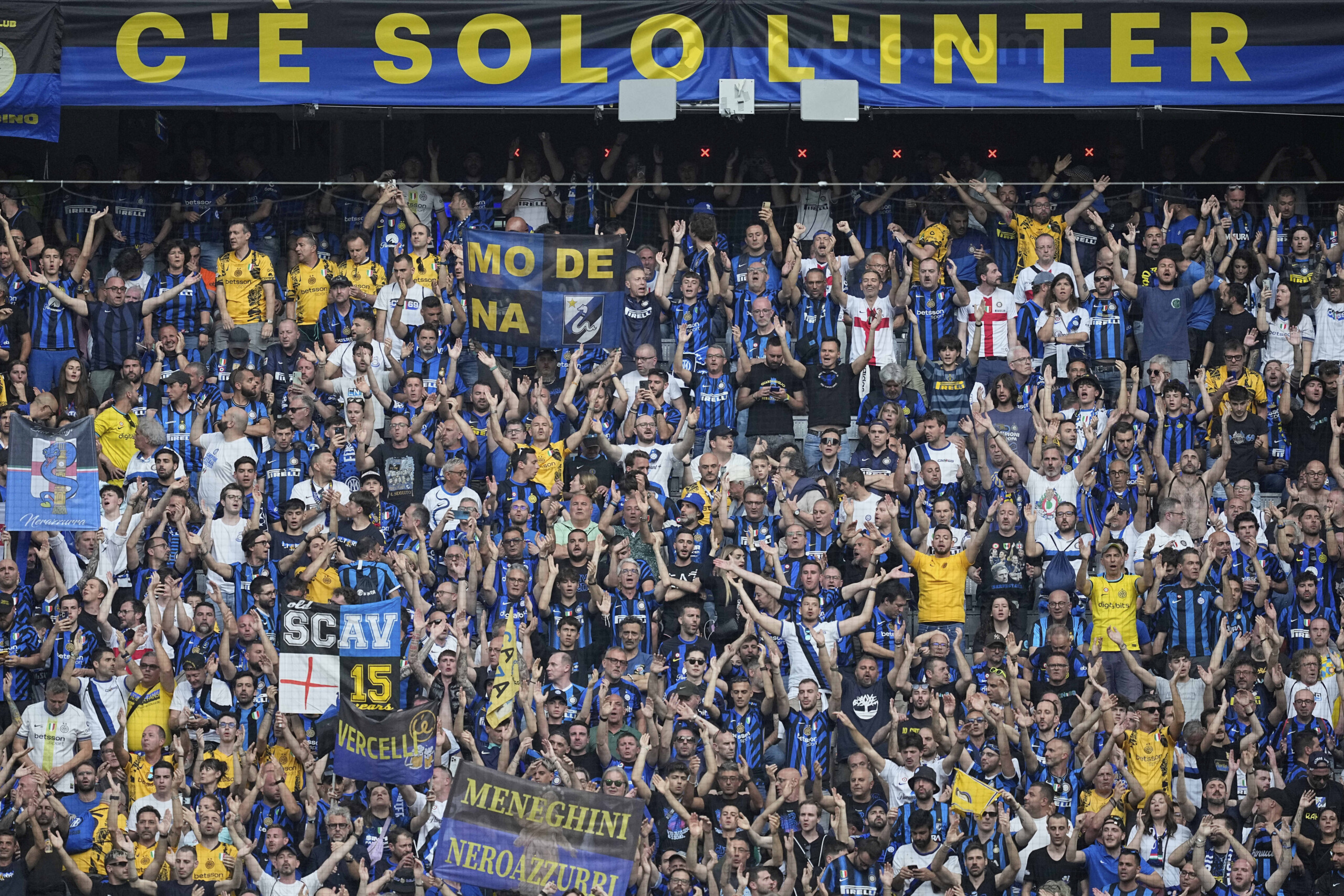 champions league spectacle dans les tribunes les supporters du psg ensemble nous sommes invincibles scaled