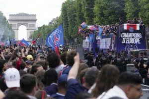 champions le psg defile sur les champs elysees avec le trophee