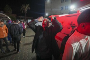 gaza le pere dadam lenfant qui a perdu 9 freres et soeurs dans un raid aerien est decede