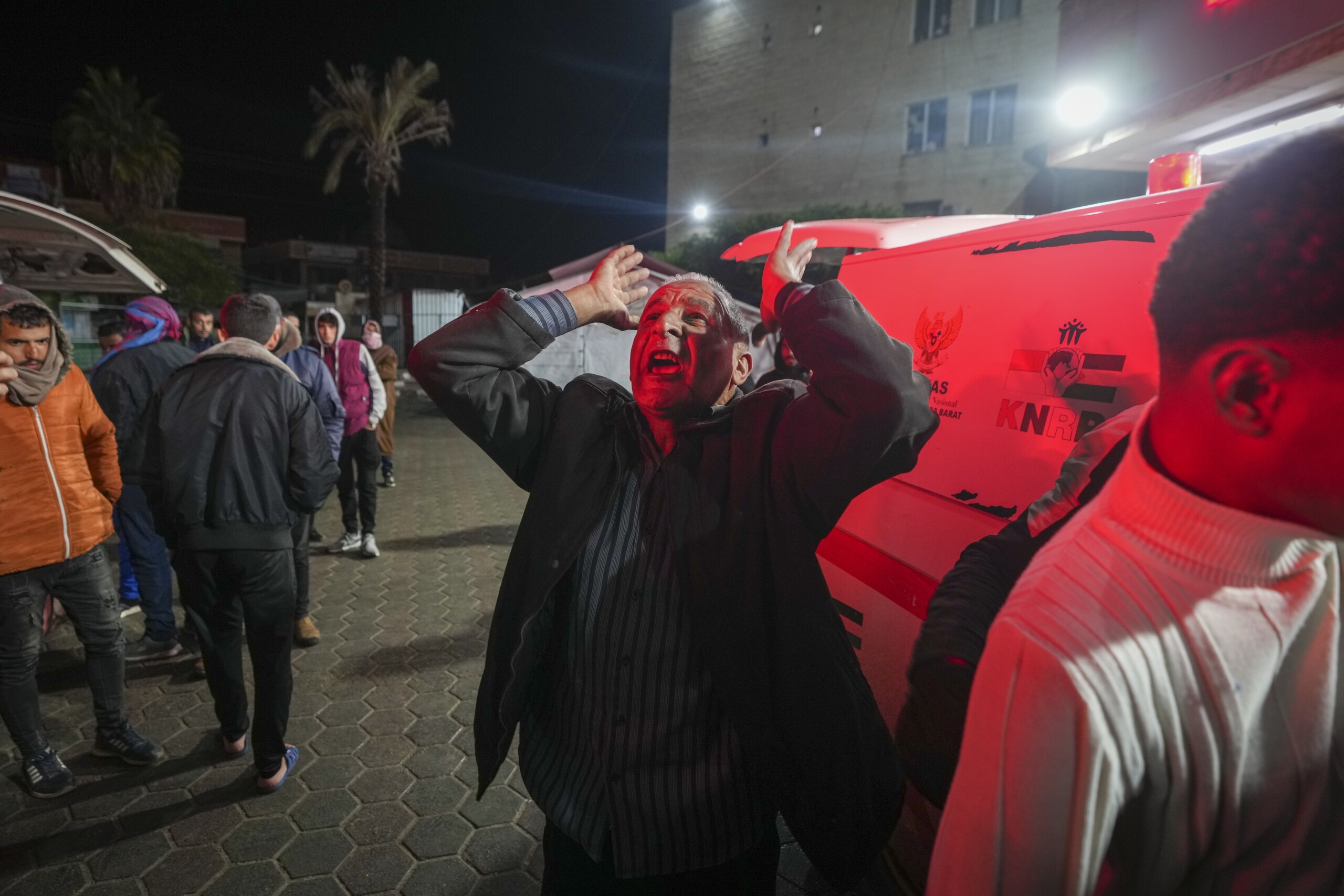 gaza le pere dadam lenfant qui a perdu 9 freres et soeurs dans un raid aerien est decede scaled