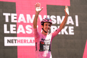 giro ditalia simon yates remporte la course rose derniere etape a kooij