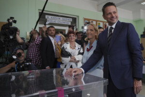 pologne sondages a la sortie des urnes trzaskowski legerement en tete