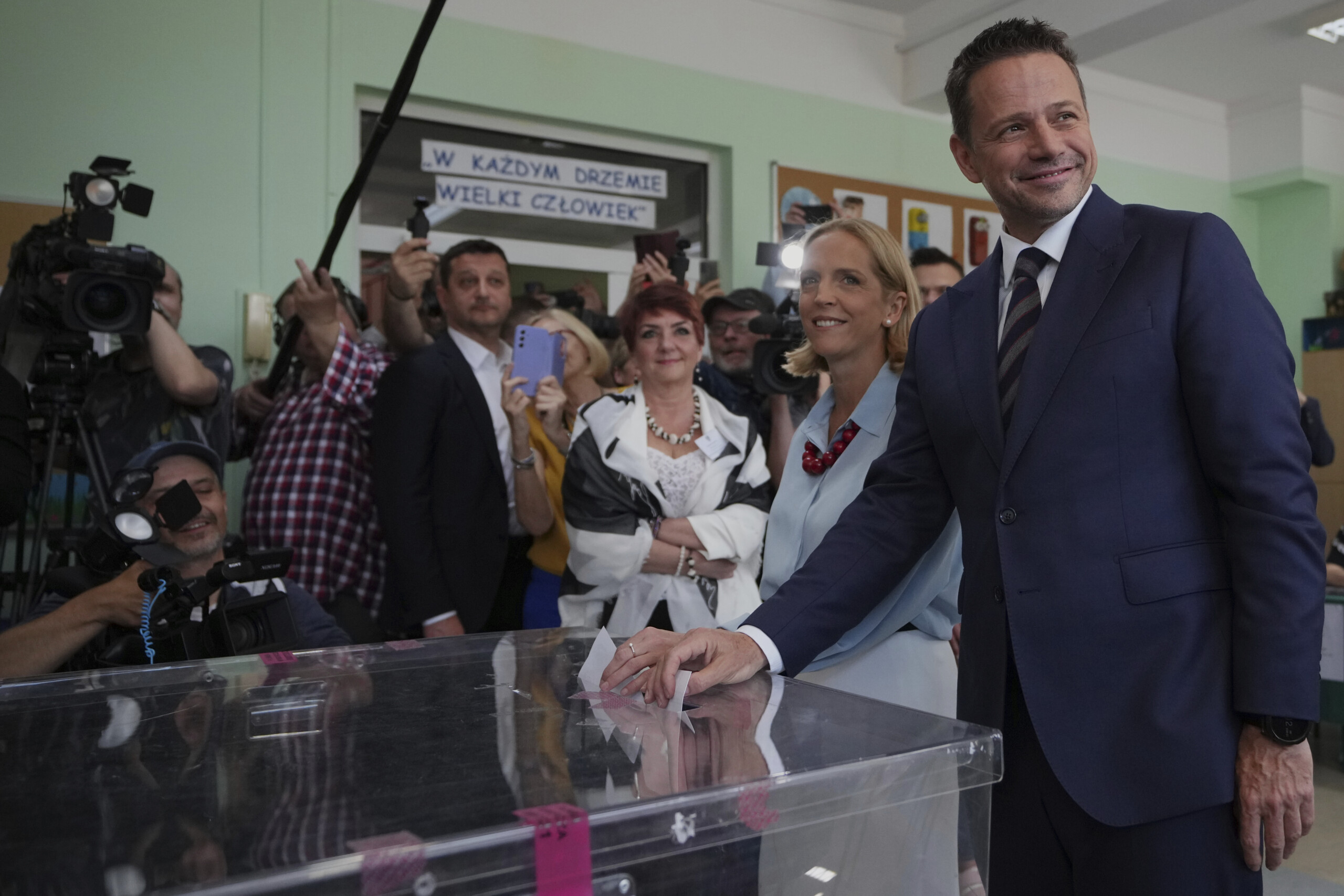 pologne sondages a la sortie des urnes trzaskowski legerement en tete scaled