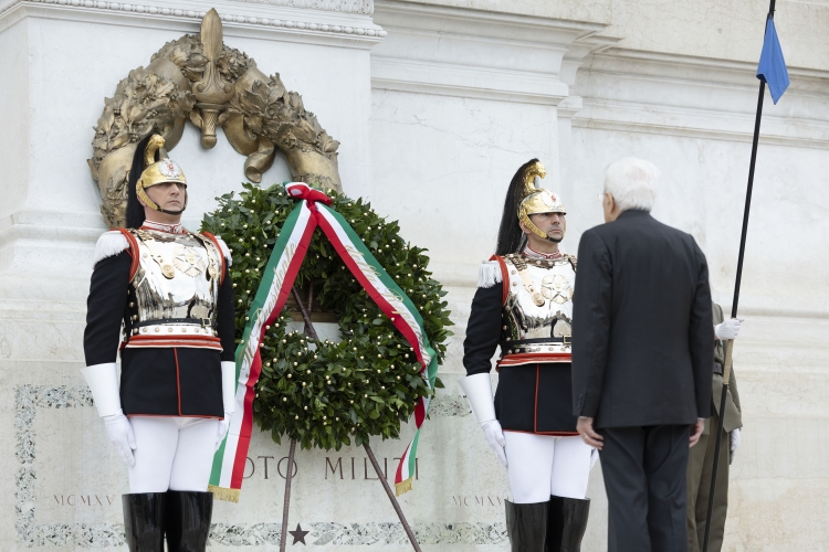 2 juin mattarella rend hommage au soldat inconnu a lautel de la patrie