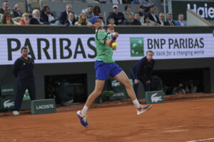 roland garros sinner en quarts de finale rublev elimine en trois sets