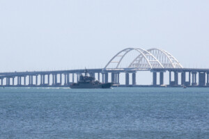 ukraine kyiv annonce avoir frappe le pont de crimee avec des explosifs sous marins