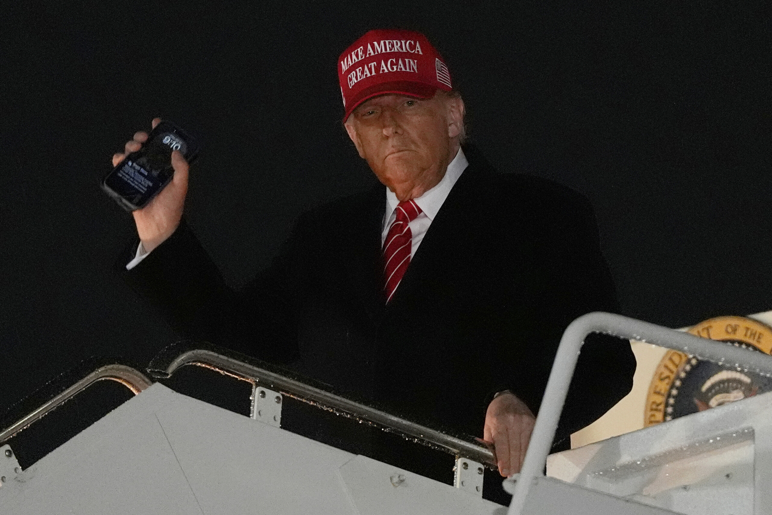 etats unis trump signe un decret imposant des droits de douane de 50 sur lacier et laluminium scaled